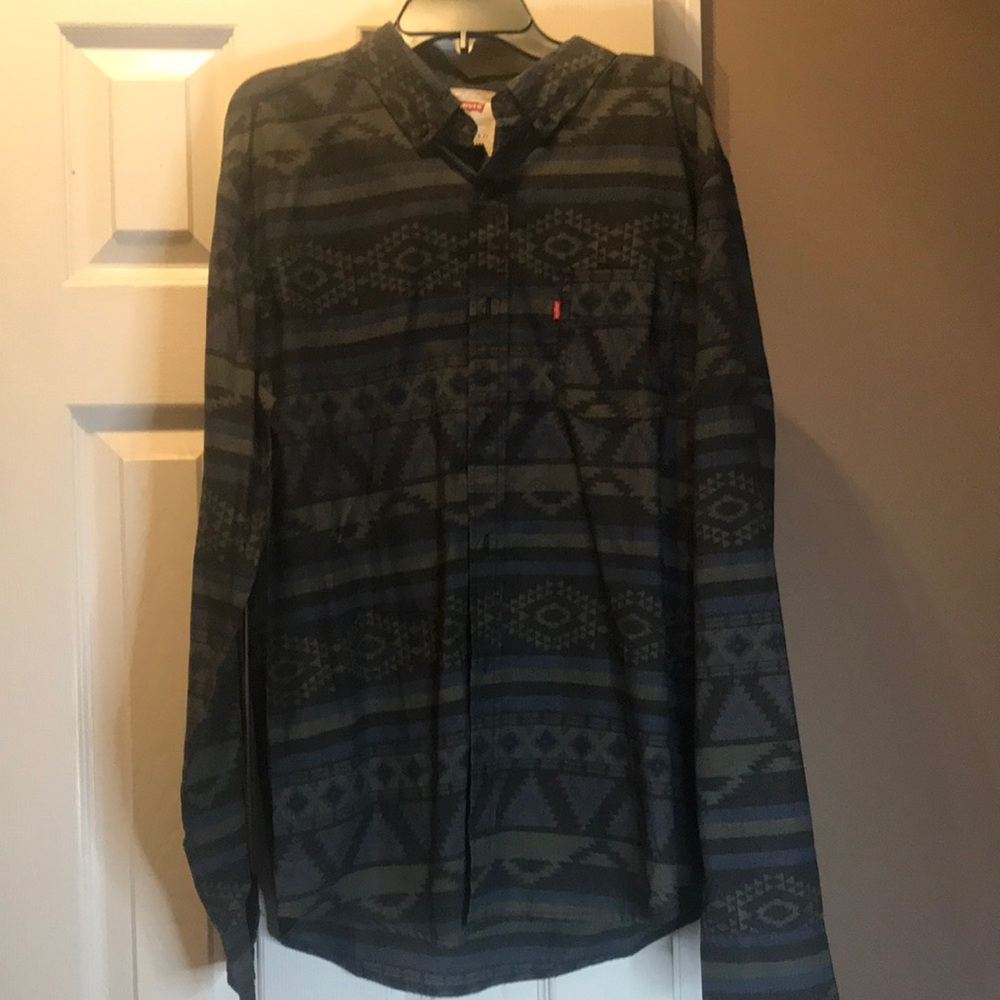 Levi’s 55% Cotton 45% Polyester LS shirt